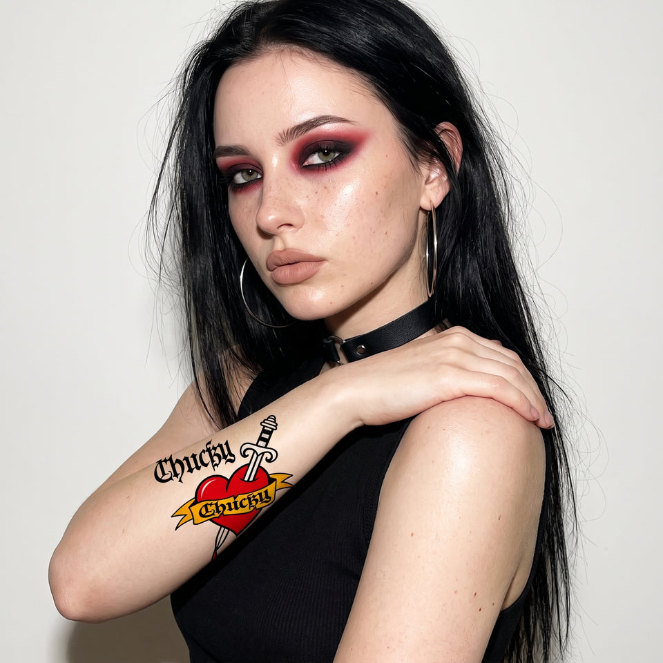 1 feuille de tatouage temporaire réaliste d'Halloween en forme de cœur de Chucky empalé et saignant, autocollant de tatouage factice réaliste, durable et imperméable