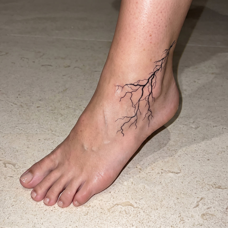 1 feuille de tatouage temporaire réaliste d'Halloween en forme de cœur de Chucky empalé et sanglant, autocollant de faux tatouage réaliste, durable et imperméable