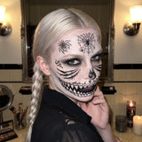 1 feuille de tatouage temporaire réaliste d'Halloween en forme de cœur de Chucky empalé et sanglant, autocollant de faux tatouage réaliste, durable et imperméable